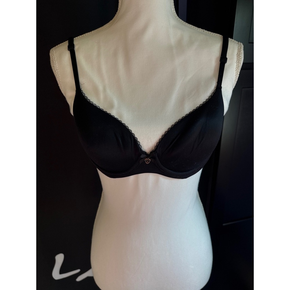 Victorias Secret Body by Victoria Black Lace Trim Underwire Bra Heart Charm 32C